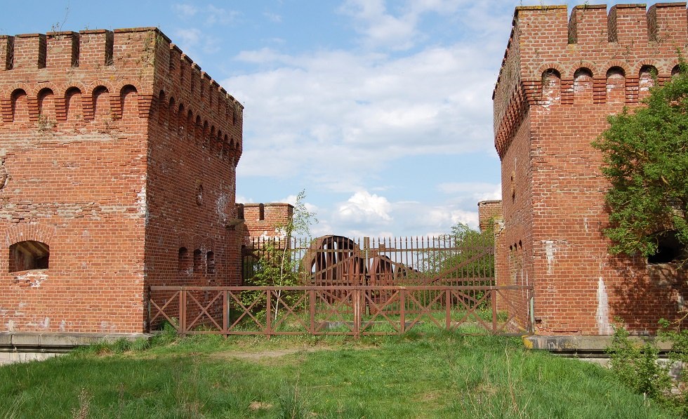 Beide bruggenhoofden met poort // &copy; Gabriele Skorupski