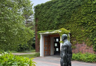 Ausgang Trauerhalle Waldfriedhof und Plastik "Schreitender" Wieland F&ouml;rster // &copy; SDS