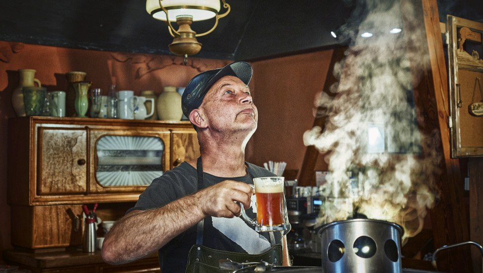 Der Braumeister beim Genuss seiner Arbeit. // © MV-T/pocha.de Der Braumeister beim Genuss seiner Arbeit. // © MV-T/pocha.de