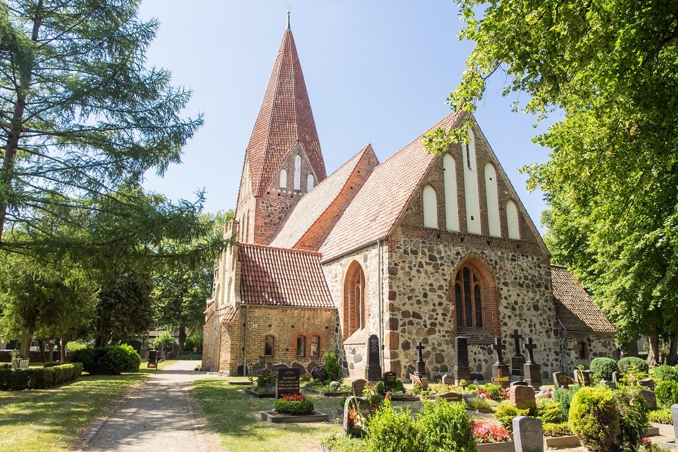 Lichtenhagen dorpskerk met begraafplaats // &copy; Frank Burger