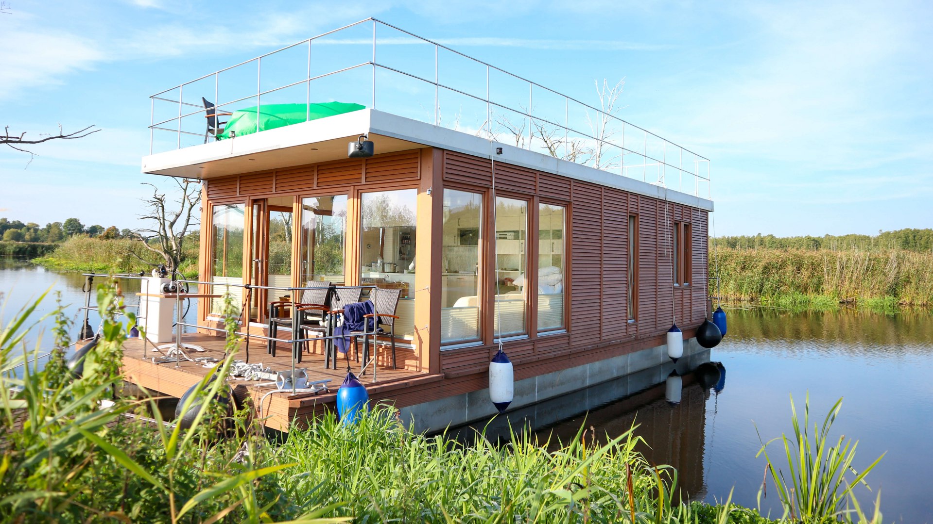 Unterwegs mit dem Bungalowboot auf der Peene am Wasserwanderrastplatz Trittelwitz // &copy; MV-T/Witzel
