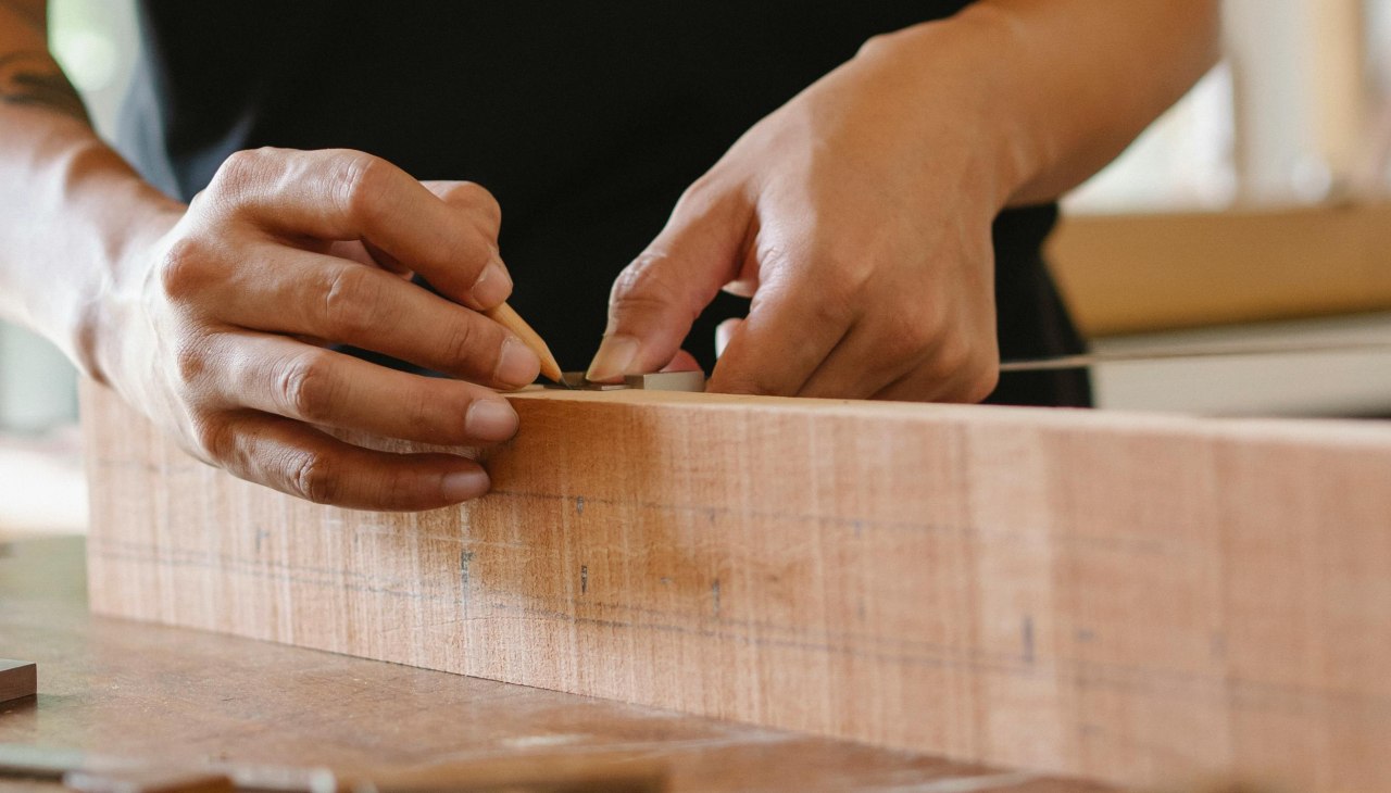 Bau dir deine eigene Welt, © Foto: pexels.com, Erntemann, Der Mit Holzplanke Arbeitet Bau dir deine eigene Welt, © Foto: pexels.com, Erntemann, Der Mit Holzplanke Arbeitet