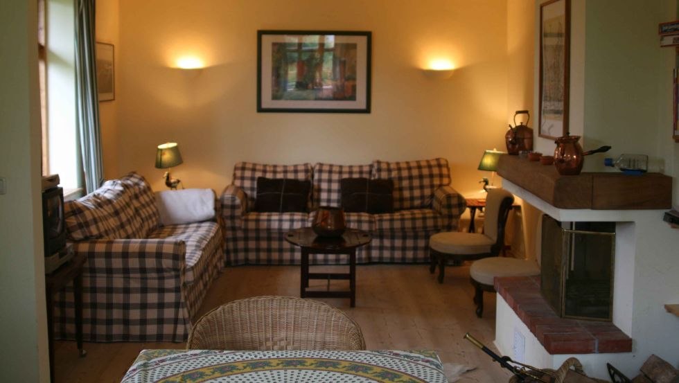 Voor gezellige uurtjes: Woonkamer met open haard // &copy; Gut Bernstorff