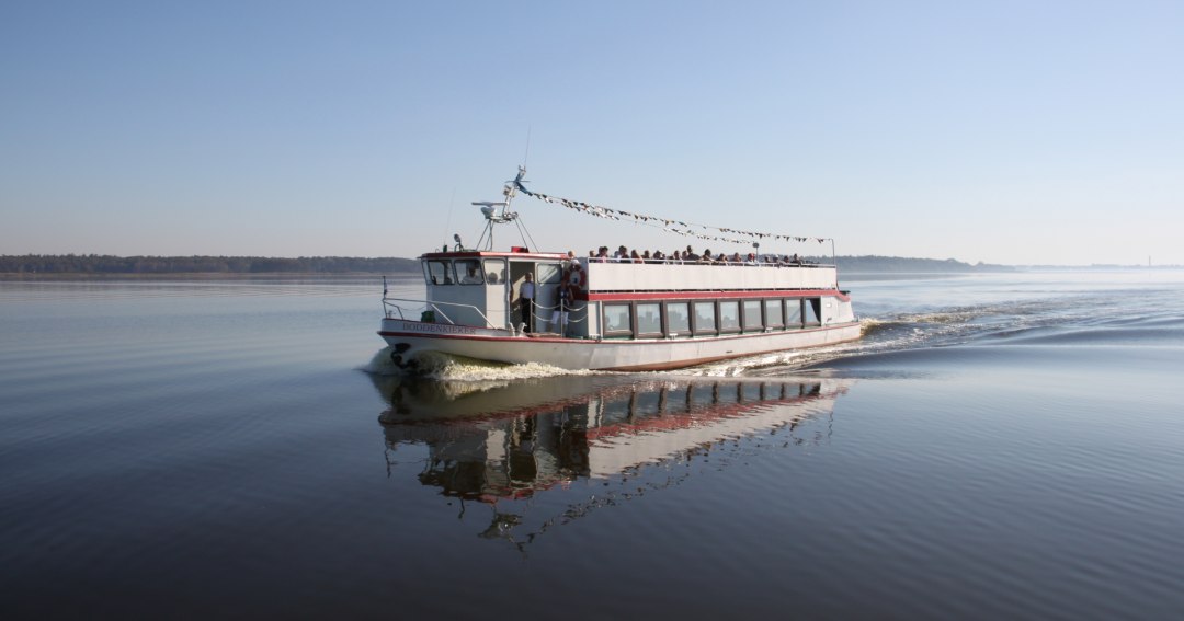 Mit der MS Boddenkieker von Ribnitz nach Dierhagen und Wustrow, &copy; Fahrgastbetrieb Kruse u. Vo&szlig;