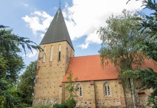 Die Dorfkirche Lambrechtshagen von der Südfront fotografiert. // © Frank Burger Die Dorfkirche Lambrechtshagen von der Südfront fotografiert. // © Frank Burger