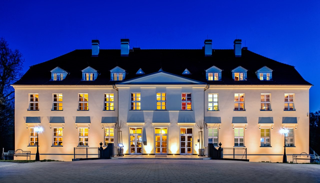 Das angenehme Gefühl angekommen zu sein, einmal die Zeit fast stillstehen zu lassen und den Moment als solchen in vollen Zügen genießen. Für uns der Inbegriff des „Willkommen sein“. Ihr Besuch bei uns soll Ihnen genau das bescheren und gerne auch die Sehnsucht wecken, die außergewöhnliche Gastlichkeit in Rattey wieder erleben zu wollen., © Inselmühle Usedom GmbH | Hotel Schloss Rattey Das angenehme Gefühl angekommen zu sein, einmal die Zeit fast stillstehen zu lassen und den Moment als solchen in vollen Zügen genießen. Für uns der Inbegriff des „Willkommen sein“. Ihr Besuch bei uns soll Ihnen genau das bescheren und gerne auch die Sehnsucht wecken, die außergewöhnliche Gastlichkeit in Rattey wieder erleben zu wollen., © Inselmühle Usedom GmbH | Hotel Schloss Rattey