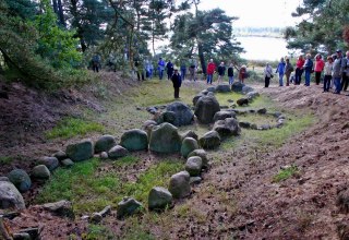 F&uuml;hrung zu den Wikingergr&auml;bern am ehemaligen Handelsplatz Menzlin // &copy; Sabrina Wittkopf-Schade