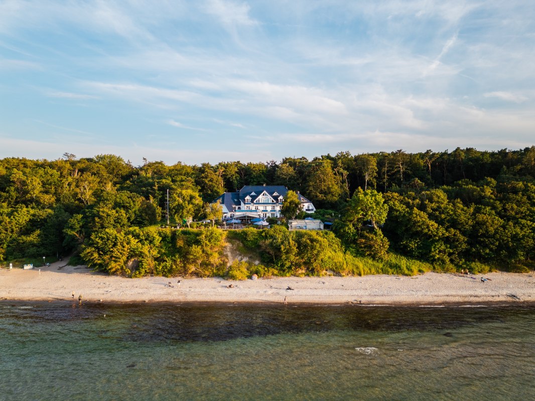 Luftbild Ostseehotel Wilhelmshöhe mit Blick von der Ostsee // © Hotel Wilhelmshöhe OHG Luftbild Ostseehotel Wilhelmshöhe mit Blick von der Ostsee // © Hotel Wilhelmshöhe OHG