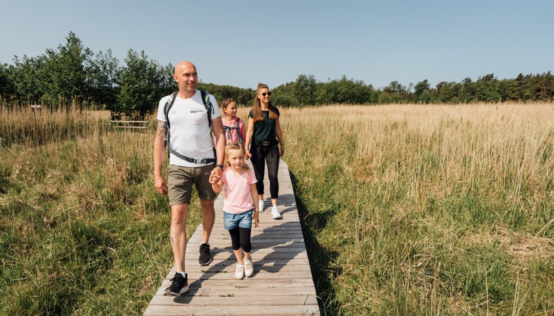 Im Nationalpark Vorpommersche Boddenlandschaft geht die Familie auf eine spannende Entdeckungstour inmitten unber&uuml;hrter Natur.