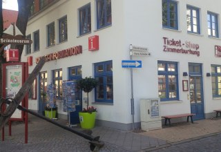 Außenansicht der Tourist-Information Warnemünde // © TZRW Außenansicht der Tourist-Information Warnemünde // © TZRW