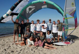 LOOP IN - Surf & Kiteschule Dierhagen Kitesurfen Ostsee Team // &copy; Plamen Solzer