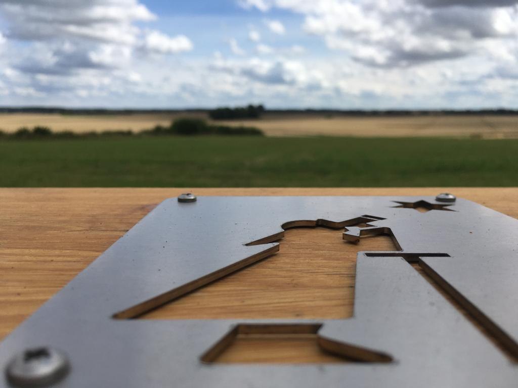 Uitgerust met observatiebank, draaibare sterrenkaart, armleuningen om sterren te kijken of te fotograferen. Je bent welkom om een mobiele telescoop te lenen van het landhuis! // &copy; Mecklenburger ParkLand