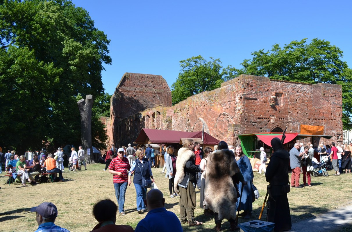 Kleurrijke marktdrukte op de kloostermarkt van Eldena 2016 // &copy; Universit&auml;ts- und Hansestadt Greifswald
