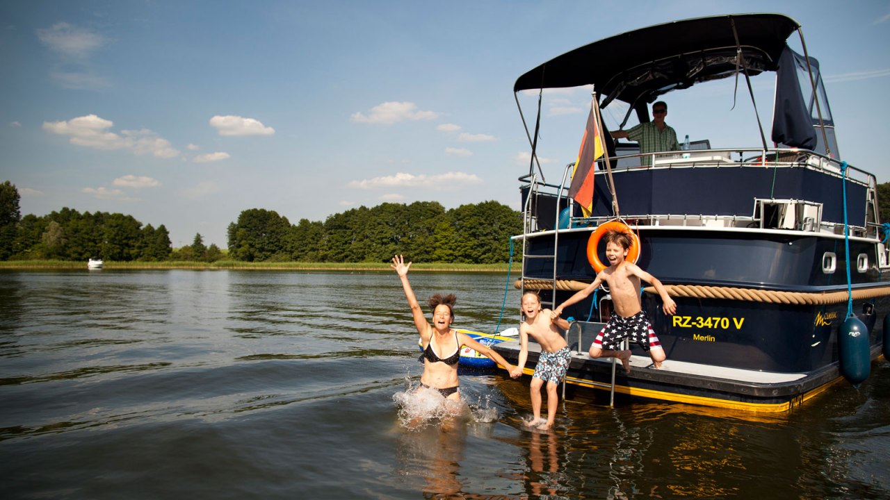 Spaß für die ganze Familie mit der "schwimmenden Ferienwohnung" // © Müritz Yacht Management Spaß für die ganze Familie mit der "schwimmenden Ferienwohnung" // © Müritz Yacht Management