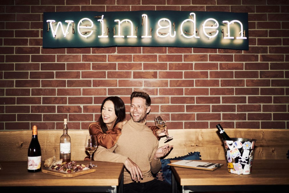 Entspanntes Sitzen in unserem Weinladen Binz, © Arne Lange Entspanntes Sitzen in unserem Weinladen Binz, © Arne Lange