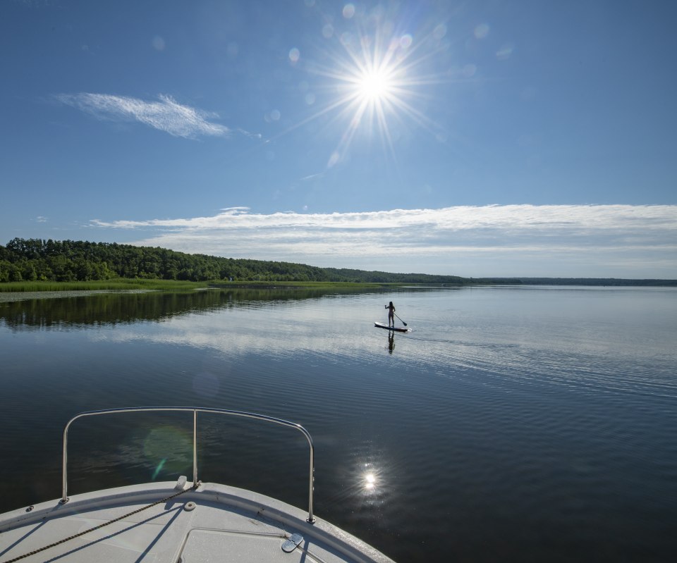 Mit dem SUP und Hausboot, © Holger Leue Mit dem SUP und Hausboot, © Holger Leue