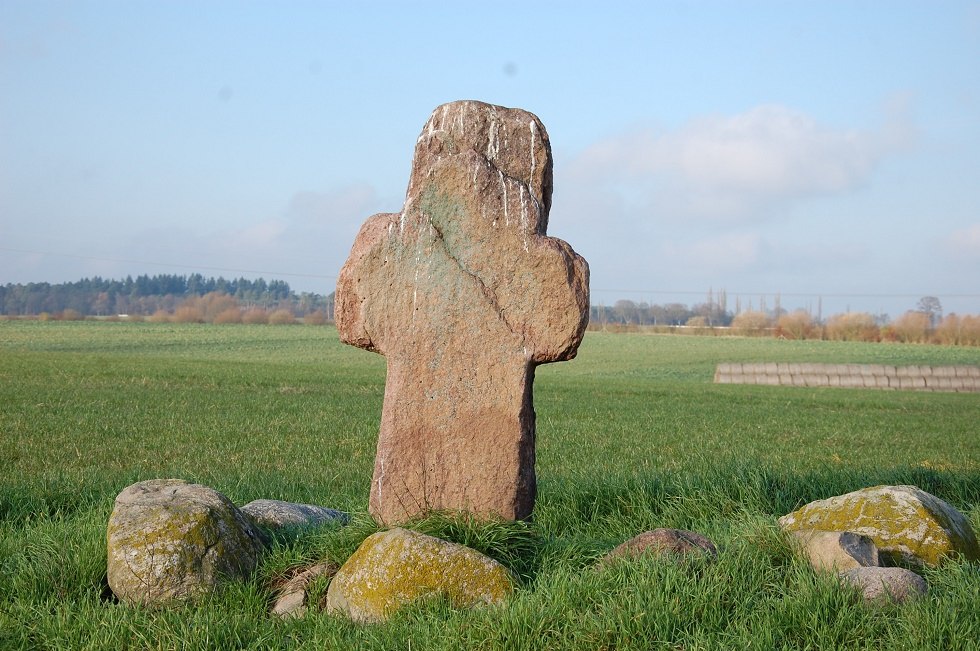 De Sch&auml;ferstein staat in het midden van het veld tussen Dersenow en Dammereez. // &copy; Gabriele Skorupski
