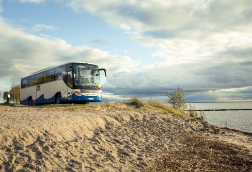 Von den Metropolen Deutschlands aus geht´s mit Bussen preisgünstig und umweltfreundlich bis an die Ostsee., © Usedomer Bäderbahn GmbH