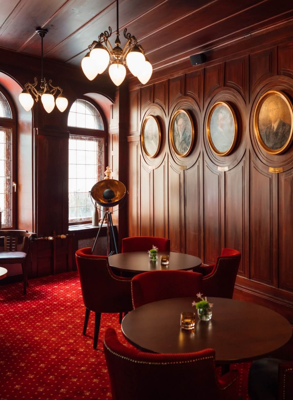 Het restaurant en wijnhuis Uhle in Schwerin van binnen bekeken