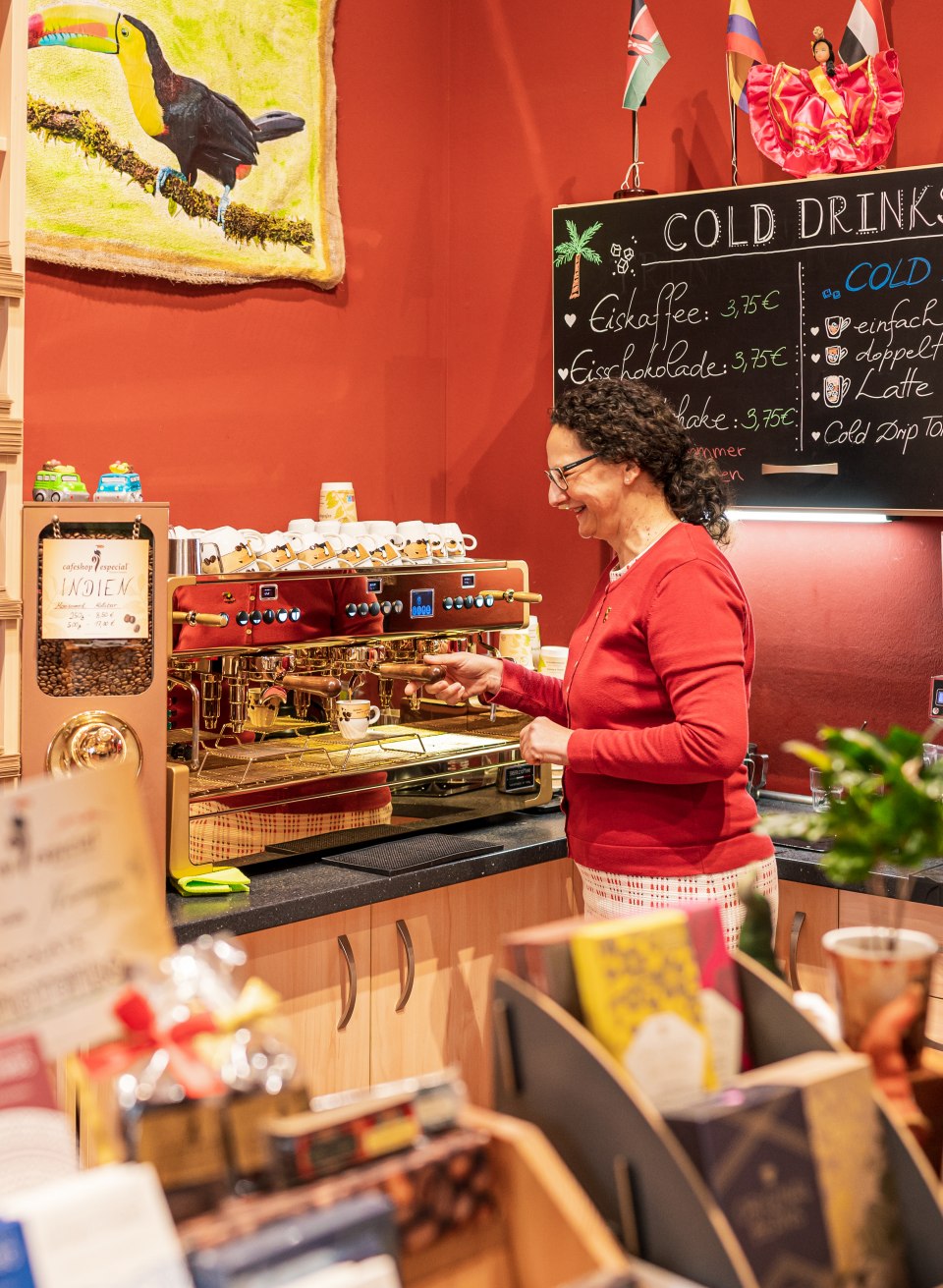 Mitinhaberin Manuela Román steht in ihrem cafeshop Especial an einer Espressomaschine. // Mitinhaberin Manuela Román macht für die Gäste des cafeshops Especial feinen Espresso // © MV-T/Tiemann Mitinhaberin Manuela Román steht in ihrem cafeshop Especial an einer Espressomaschine.