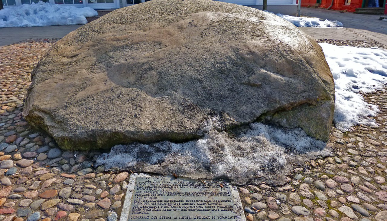 Findling am Markt Bergen, © Archäo Tour Rügen