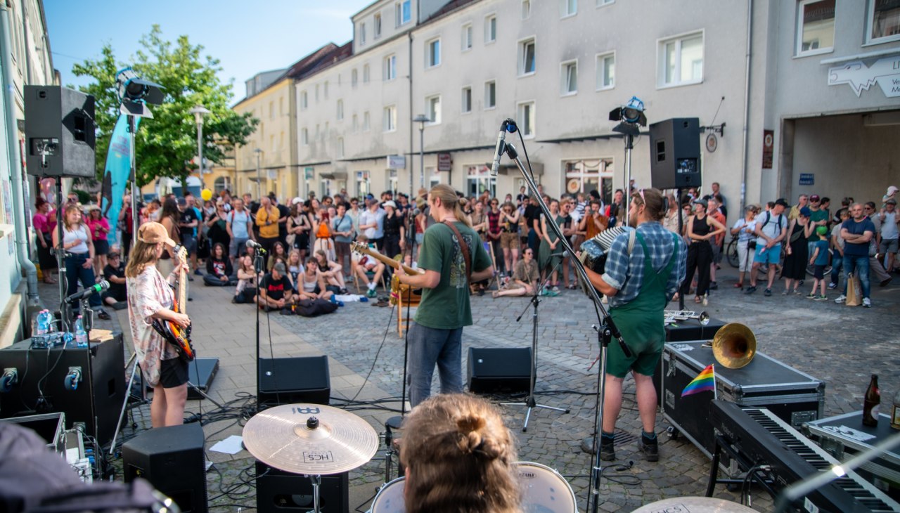 Een band speelt tijdens het Fête de la Musique 2025 op het podium bij de Aufladen in de Wartlaustraße in het centrum van Neubrandenburg., © Jessica Schuck Een band speelt tijdens het Fête de la Musique 2025 op het podium bij de Aufladen in de Wartlaustraße in het centrum van Neubrandenburg., © Jessica Schuck