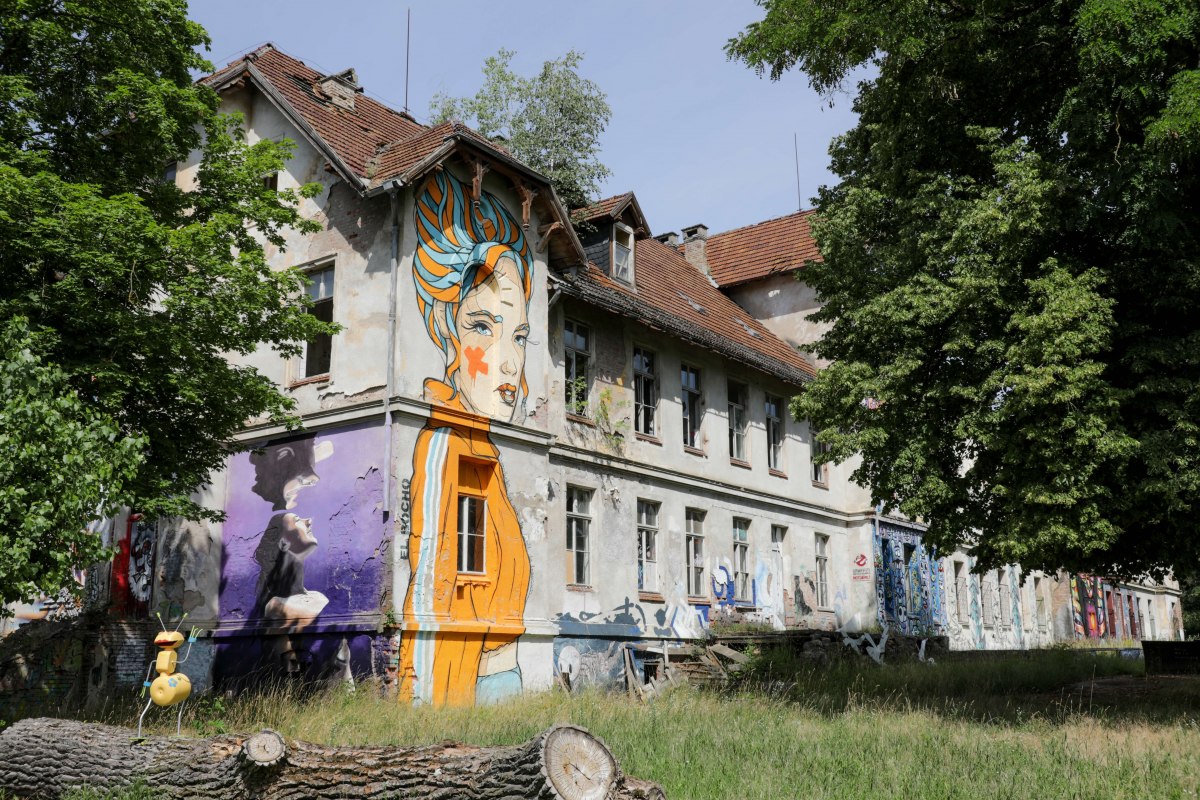 Foto für das „Fest der Vielfalt“ am 11. Juli 2026 in der ehemaligen Landesirrenanstalt Domjüch. Das Motiv verbindet ein historisches Gebäude mit moderner Graffi // © Carsten Büttner/ RAA-MV Foto für das „Fest der Vielfalt“ am 11. Juli 2026 in der ehemaligen Landesirrenanstalt Domjüch. Das Motiv verbindet ein historisches Gebäude mit moderner Graffi // © Carsten Büttner/ RAA-MV