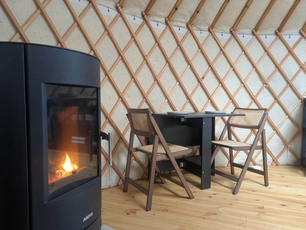 Kachel in de yurt - dus heerlijk knus, zelfs in de winter // &copy; Weingut Hasseldorf / L&uuml;ke