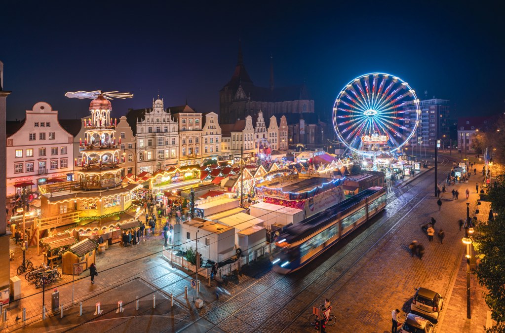Lichterglanz und festliche Stimmung – der Rostocker Weihnachtsmarkt begeistert mit historischen Fassaden, duftenden Leckereien und einem leuchtenden Riesenrad mitten in der Altstadt., © Erik Gross Lichterglanz und festliche Stimmung – der Rostocker Weihnachtsmarkt begeistert mit historischen Fassaden, duftenden Leckereien und einem leuchtenden Riesenrad mitten in der Altstadt., © Erik Gross