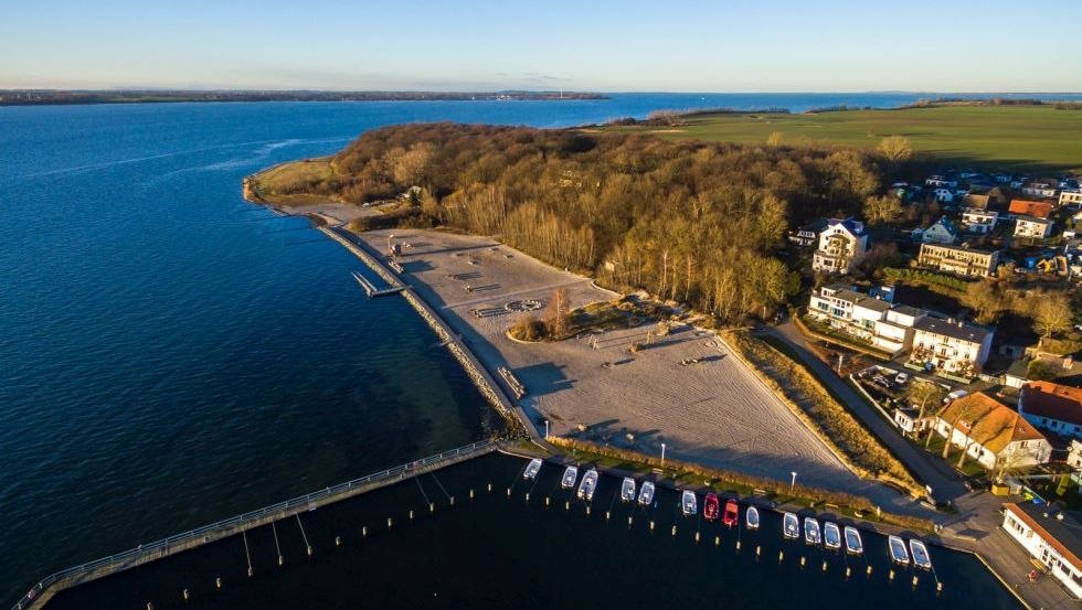 Der Strand von Altef&auml;hr von oben // &copy; Eigenbetrieb Hafen- und Tourismuswirtschaft Altef&auml;hr