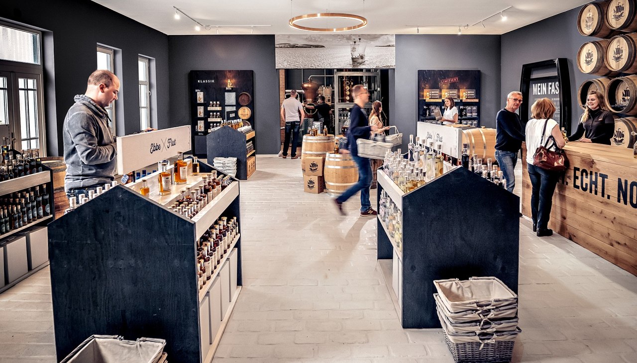 St&ouml;bern, Einkaufen und Verkosten im Showroom der Brennerei., &copy; St&ouml;rtebeker Brennerei GmbH