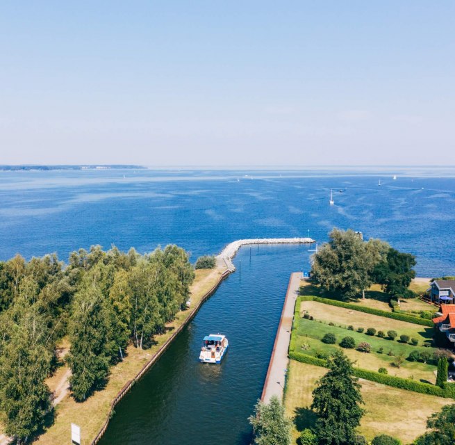 Micha stuurt de woonboot door het kanaal richting M&uuml;ritz., &copy; TMV/G&auml;nsicke