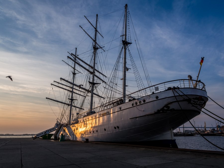 Gorch Fock I Abendstimmung, &copy; Erik Hart