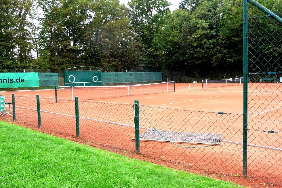 Au&szlig;enbereich der Tennisanlage // &copy; Sabrina Wittkopf-Schade