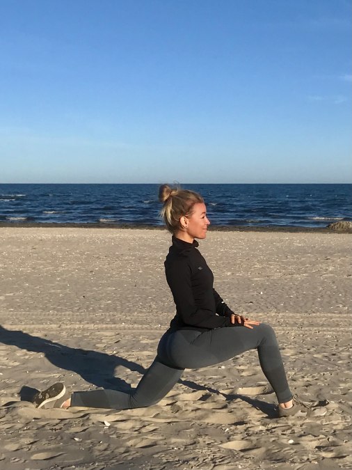 Fitnesstrainerin Lisa Moschell am Strand von Usedom, © Lisa Moschell Fitnesstrainerin Lisa Moschell am Strand von Usedom, © Lisa Moschell