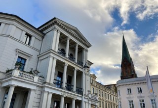 Geb&auml;ude der K&uuml;cken-Stiftung am Pfaffenteich in Schwerin. // &copy; Stadtmarketing Gesellschaft Schwerin
