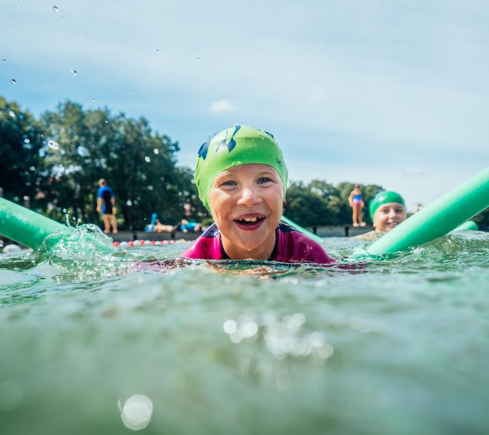 Schwimmkurse f&uuml;r Kinder beim Kinderschwimmen an der Badeanstalt Glambecker See // &copy; MV-T/Gaensicke