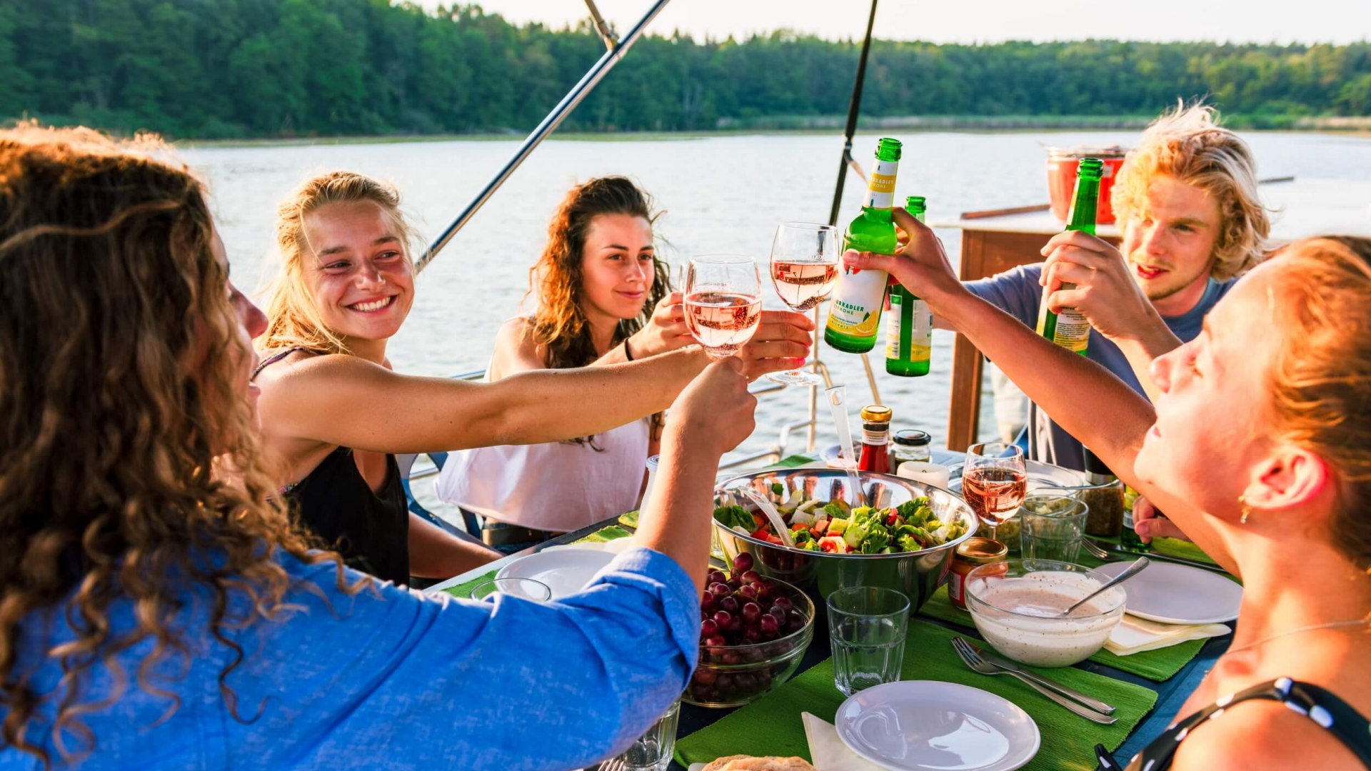 Das Heck des Bootes wird zum traumhaften Biergarten. Mitten auf der Müritz. Prost! // © MV-T/Tiemann Das Heck des Bootes wird zum traumhaften Biergarten. Mitten auf der Müritz. Prost! // © MV-T/Tiemann