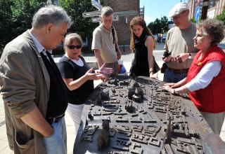 Das Tastmodell der Rostocker Altstadt bietet Blinden und Sehgeschädigten eine gute Orientierung., © TZRW/Joachim Kloock Das Tastmodell der Rostocker Altstadt bietet Blinden und Sehgeschädigten eine gute Orientierung., © TZRW/Joachim Kloock