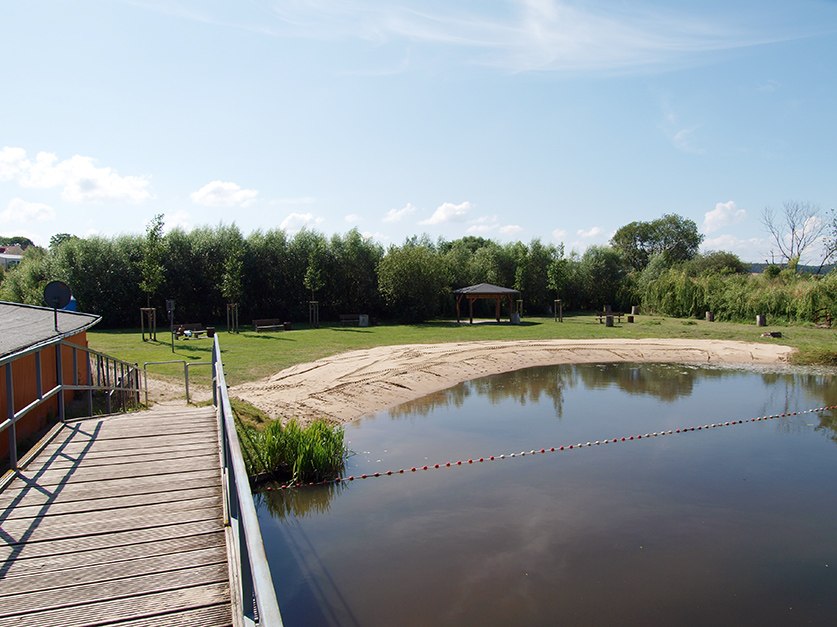 Uitzicht op de natuurlijke badzone op de camping // &copy; Peenecamp