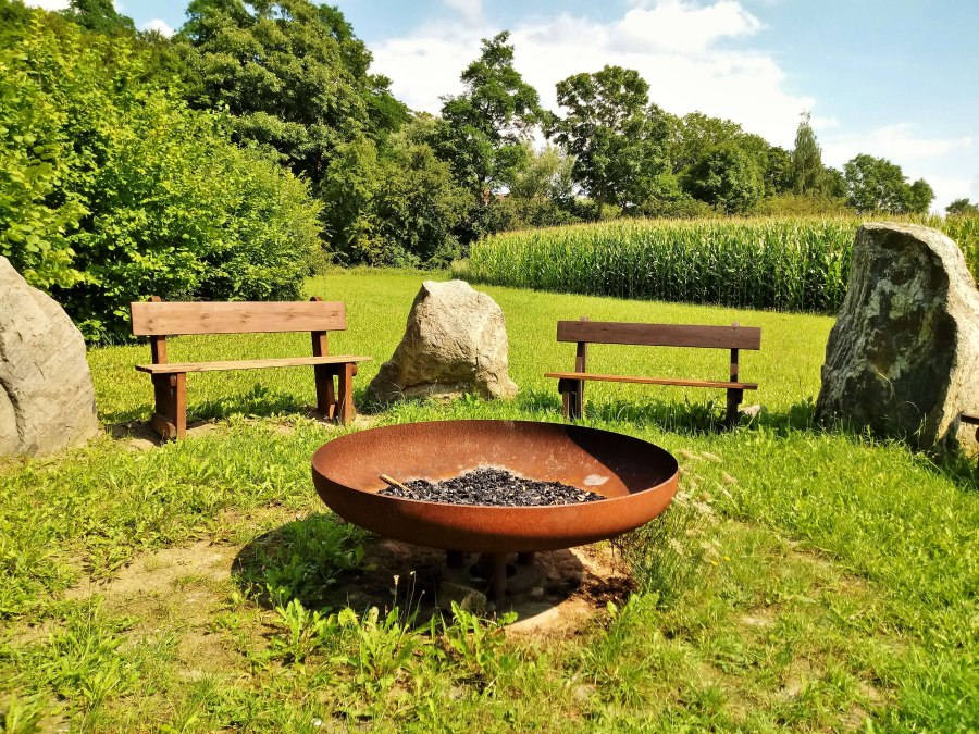 Die Feuerstelle im Findlingsgarten l&auml;dt zum Verweilen ein. Hier k&ouml;nnen Sie ein kleines Feuerchen machen, W&uuml;rste grillen, oder auch einfach nur gem&uuml;tlich beisammen sitzen., &copy; Wolfgang Mamat
