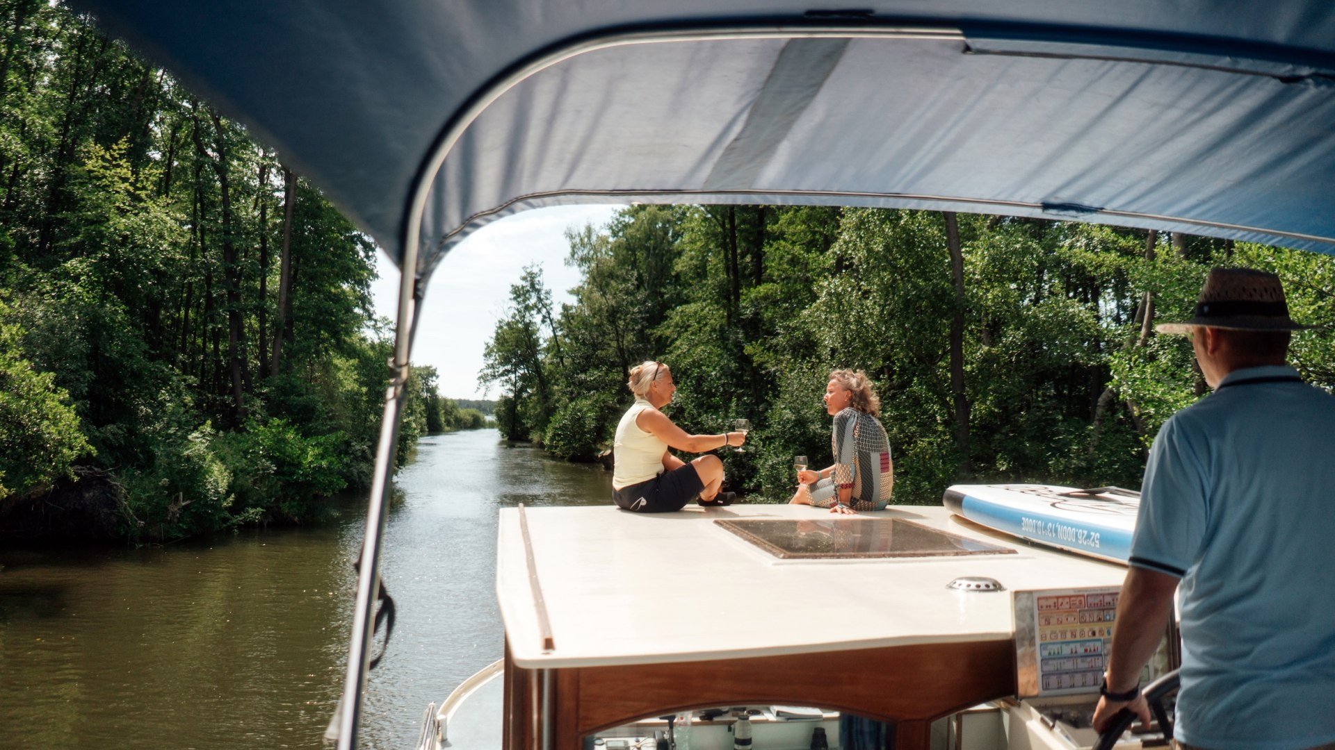 Auf dem Hausboot sitzend in einem Kanal zum Jabelschen See // © MV-T/Petermann Auf dem Hausboot sitzend in einem Kanal zum Jabelschen See // © MV-T/Petermann