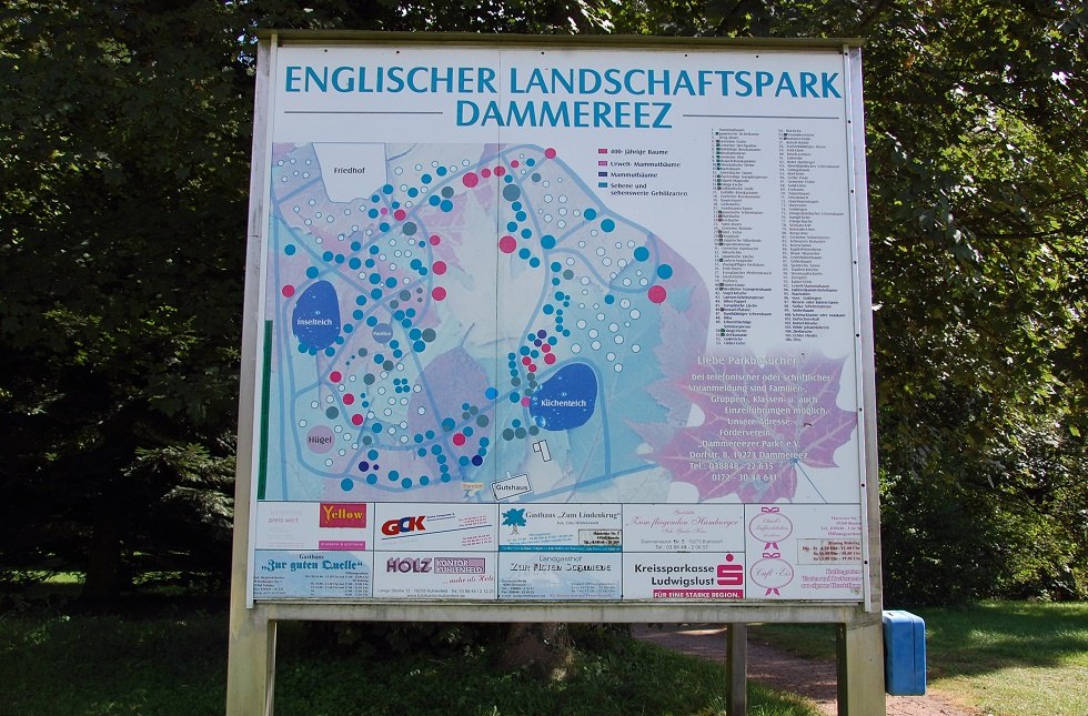 Eine Schautafel am Eingang informiert &uuml;ber die im Park befindlichen B&auml;ume. // &copy; Gabriele Skorupski