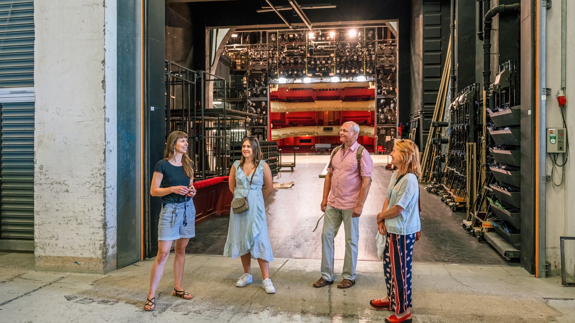 Tina Koball kann genau erklären, wie sich so ein Theatervorhang hebt. Und was er wiegt., © TMV/Tiemann Tina Koball kann genau erklären, wie sich so ein Theatervorhang hebt. Und was er wiegt., © TMV/Tiemann