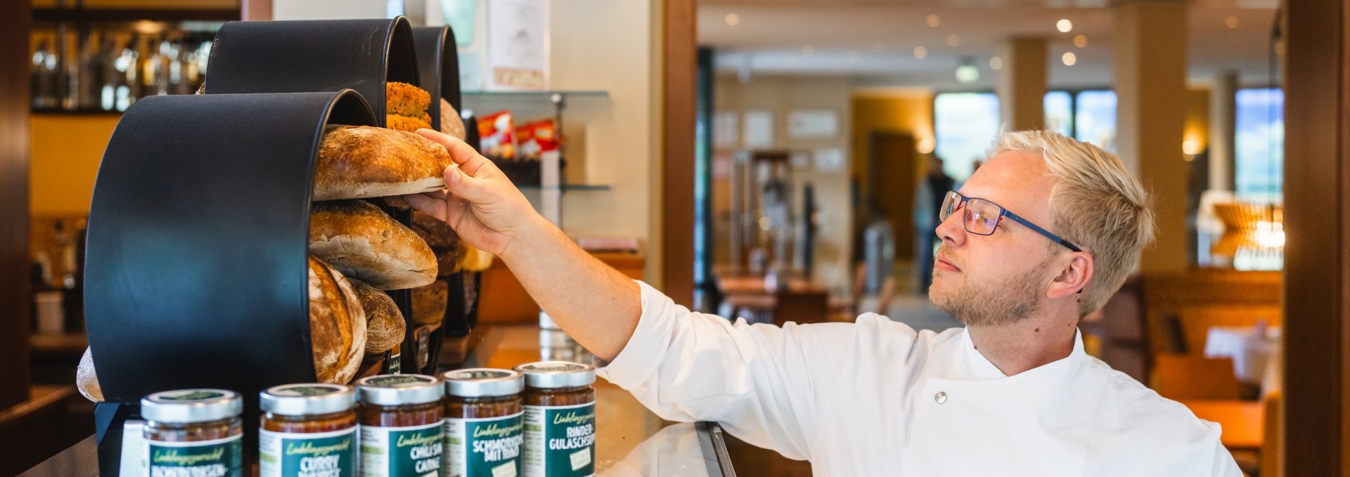 Was mit einem Sauerteig als Coronaprojekt von K&uuml;chenchef Christoph Drau&szlig; startete, f&uuml;llt heute eine ganze B&auml;ckerei. Ganz neu im Sortiment: Suppen und Pfannengerichte im Glas. // &copy; MV-T/Gross