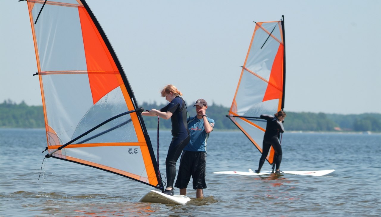 Surfen auf der D&auml;nischen Wieck am Strand Eldena, &copy; Segelschule Greifswald Dieter Knopp