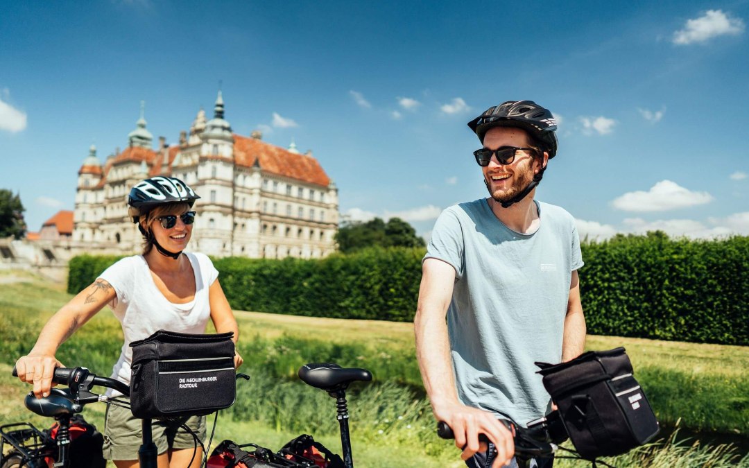 Unterwegs mit dem Rad am Schloss Güstrow // © MV-T/Gänsicke Unterwegs mit dem Rad am Schloss Güstrow // © MV-T/Gänsicke