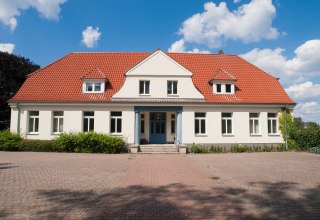 Frontales Bild des Gemeinschaftshauses Sanitz // &copy; Frank Burger