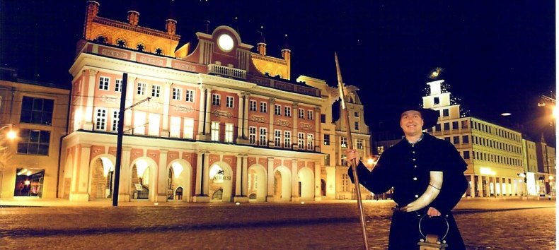 Der Rostocker Nachtw&auml;chter vor dem Rathaus // &copy; HTR Hansetouristik Rostock