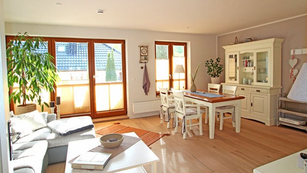 Wohnzimmeransicht einer Ferienwohnung in Nienhagen, &copy; Ferienhausvermittlung K.D. Bartsch